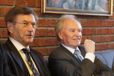 Tidligere rektor ved UiT, Jarle Aarbakke (t.v.) sammen med Asgeir Brekke da Brekke fylte 70 &aring;r i 2012 og ble feiret av universitetet.